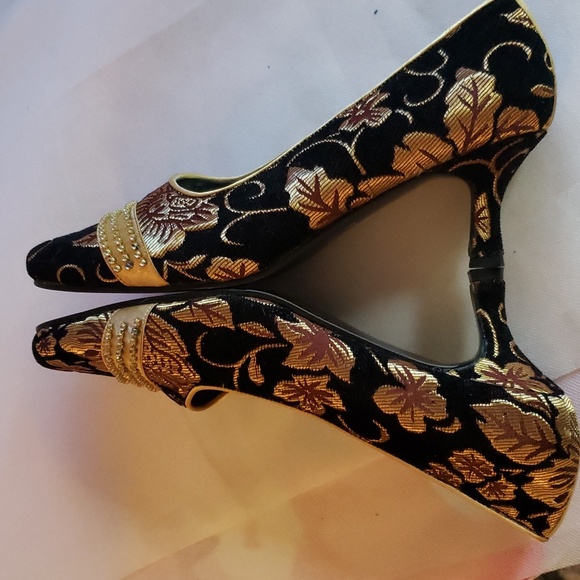 Elegant Black and Gold Heels - Picture 10 of 16